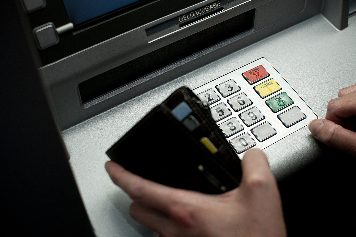 Megdöbbentő fordulat: felmondja ügyfelei szerződését a nagybank, politikai okokból