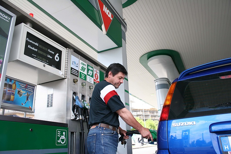 Vasárnap sem pihen a Mol - emelkedett az az üzemanyagok ára