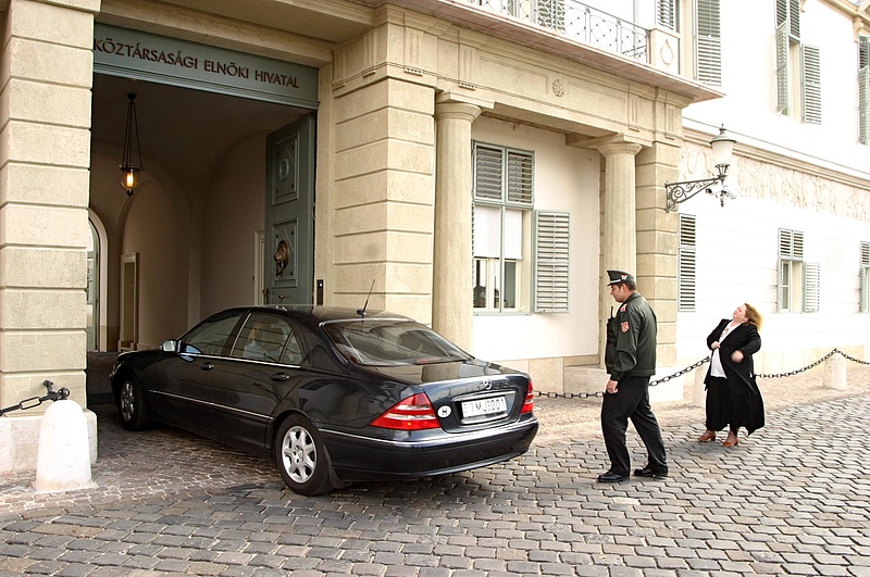 Autókat vett a Köztársasági Elnöki Hivatal - ki nem találná, kitől