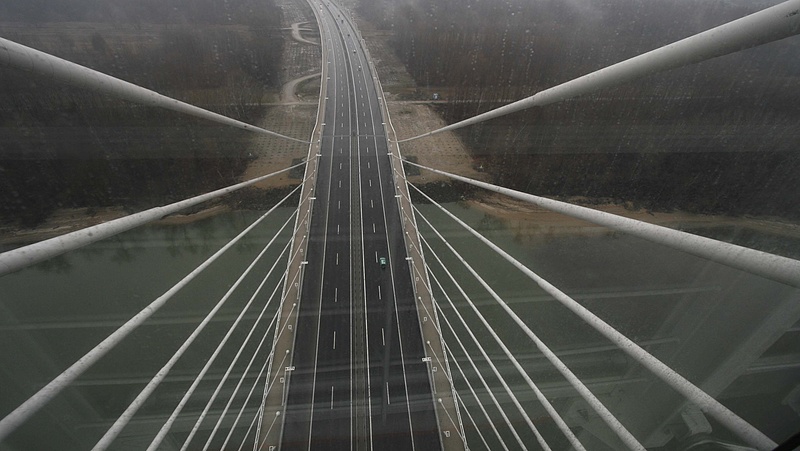 A Megyeri hídból lesz idén az ország legnagyobb karácsonyfája