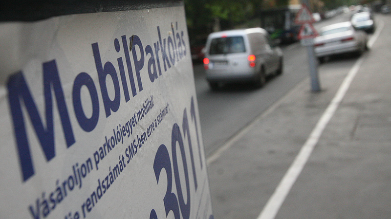 Ezúttal a parkolás mobilfzetéséről csatázhat Budapest és a kormány