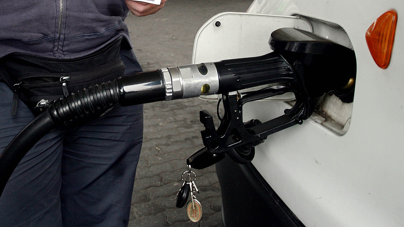 Autósok: akár hat forintot is drágulhat a benzin a héten