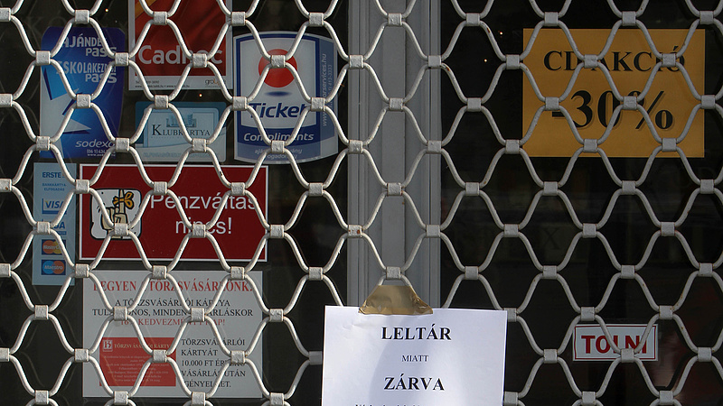 A brit koronavírus egy órával hamarabb zárja a boltokat, mint a magyar