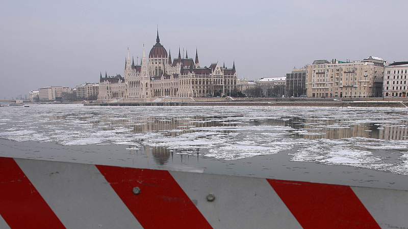 Nem kell fizetni a begyűjtött autók kiváltásáért, már másodfokú az árvízvédelmi készültség Budapesten