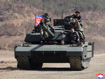 Kim Dzsongun észak-koreai vezető és lánya, Kim Dzsue egy tankon utaznak  egy taktikai gyakorlat során egy phenjani kiképzőbázison, Észak-Koreában, 2026. március 19-én.