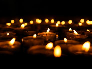 Égő gyertyák egy sötét szobában