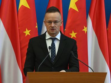 Szijjártó Péter külgazdasági és külügyminiszter beszédet mond a BYD bejelentésén a Külgazdasági és Külügyminisztériumban 2024. január 30-án. Aláírásra került a világ legnagyobb elektromos autógyártójának számító kínai BYD jövőbeli szegedi üzemének helyszínt biztosító telek adásvételi előszerződése