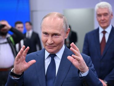 Vlagyimir Putyin orosz elnök diákokkal találkozik a Bauman Moszkvai Állami Műszaki Egyetemen tett látogatása során Moszkvában, Oroszországban, 2025. április 16-án
