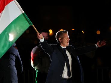 Magyar Péter, a Tisza Párt vezetője zászlót lengetve ünnepel 2026. április 12-én