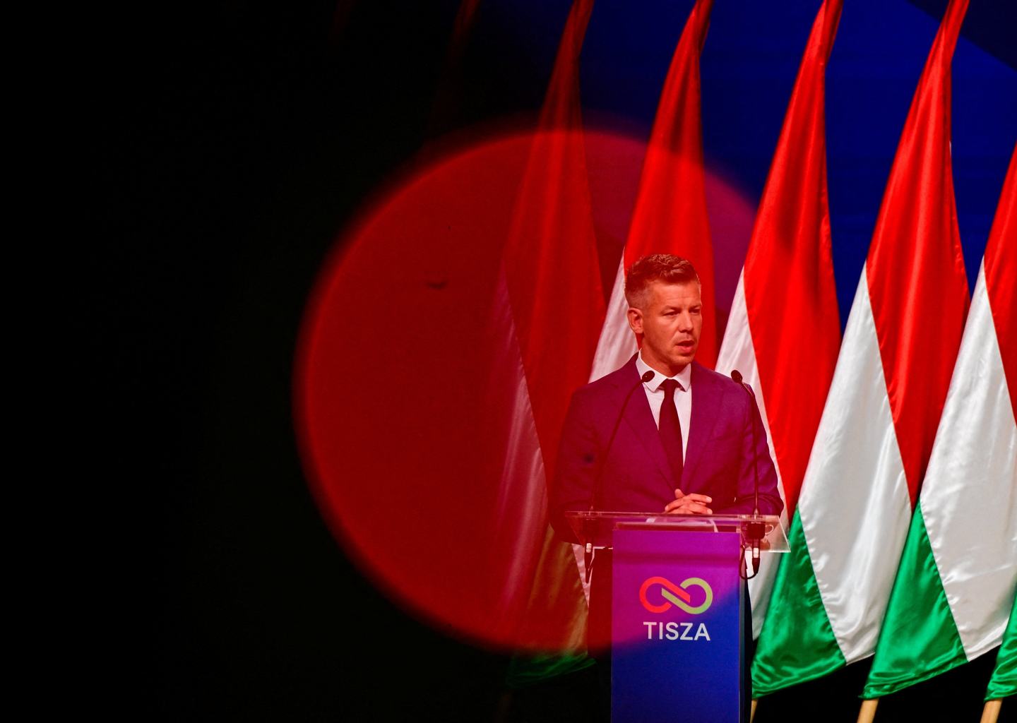Magyar Péter, a Tisza Párt vezetője sajtótájékoztatón beszél a parlamenti választások utáni napon