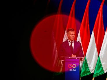 Magyar Péter, a Tisza Párt vezetője sajtótájékoztatón beszél a parlamenti választások utáni napon