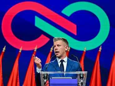 Magyar Péter, a Tisza Párt vezetője sajtótájékoztatón beszél a parlamenti választások utáni napon