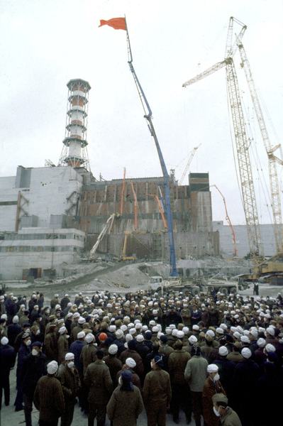 Munkások gyűlnek össze egy megbeszélésre, amelyen a csernobili atomerőmű negyedik reaktorát fedő betonszarkofág első szakaszának befejezését ünneplik 1986. novemberében