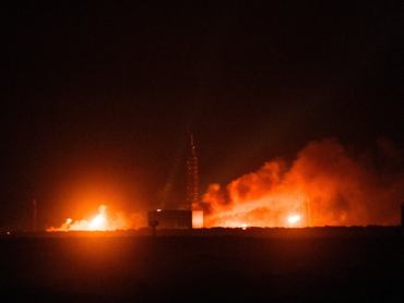 Tűz és füst száll fel a Blue Origin New Glenn rakétájának indítóállásából, amint az egy teszt során felrobban a floridai Cape Canaveralben, 2026. május 28-án