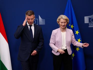 Ursula von der Leyen, az Európai Bizottság elnöke (j) Magyar Péter miniszterelnököt fogadja a bizottság brüsszeli székházában 2026. május 29-én