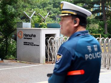 A police officer controls the area in front of the main gate of Hanwha Aerospace’s factory that caught fire after an explosion, in Daejeon, South Korea, June 1, 2026. Yonhap via REUTERS THIS IMAGE HAS BEEN SUPPLIED BY A THIRD PARTY. NO RESALES. NO ARCHIVES. SOUTH KOREA OUT. NO COMMERCIAL OR EDITORIAL SALES IN SOUTH KOREA.