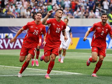 A svájci Granit Xhaka ünnepli gólját a foci világbajnokság Svájc - Bosznia-Hercegovina mérközésén 2026. június 18-án