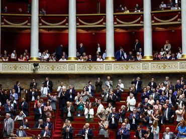 Képviselők tapsolnak a kegyes halálhoz való jogot rögzítő törvényjavaslat szavazásának eredményét követően a francia nemzetgyűlésben, Párizsban, 2026. július 15-én. REUTERS/Abdul Saboor