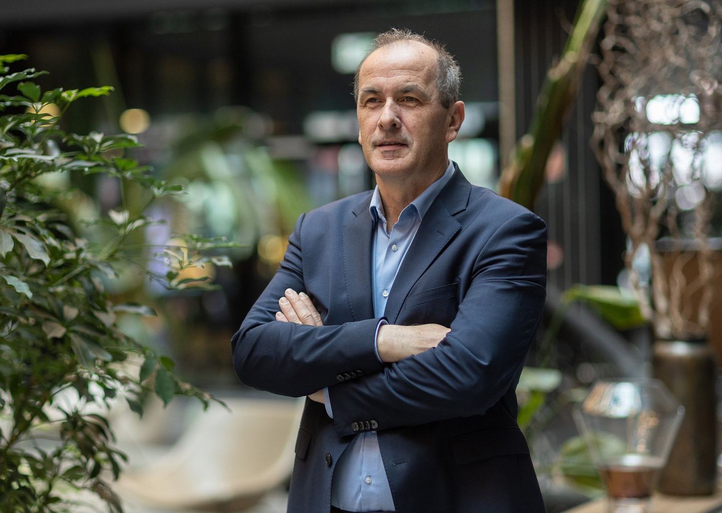 Dr. Hegedűs Zsolt keresztbe tett kézzel áll