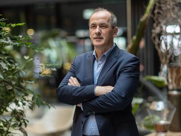 Dr. Hegedűs Zsolt keresztbe tett kézzel áll