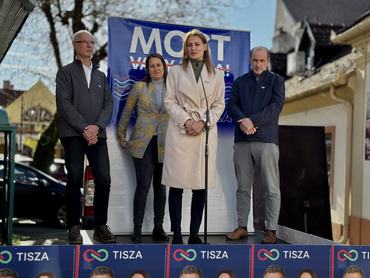 Forsthoffer Ágnes (elől) beszél a Tisza párt rendezvényén