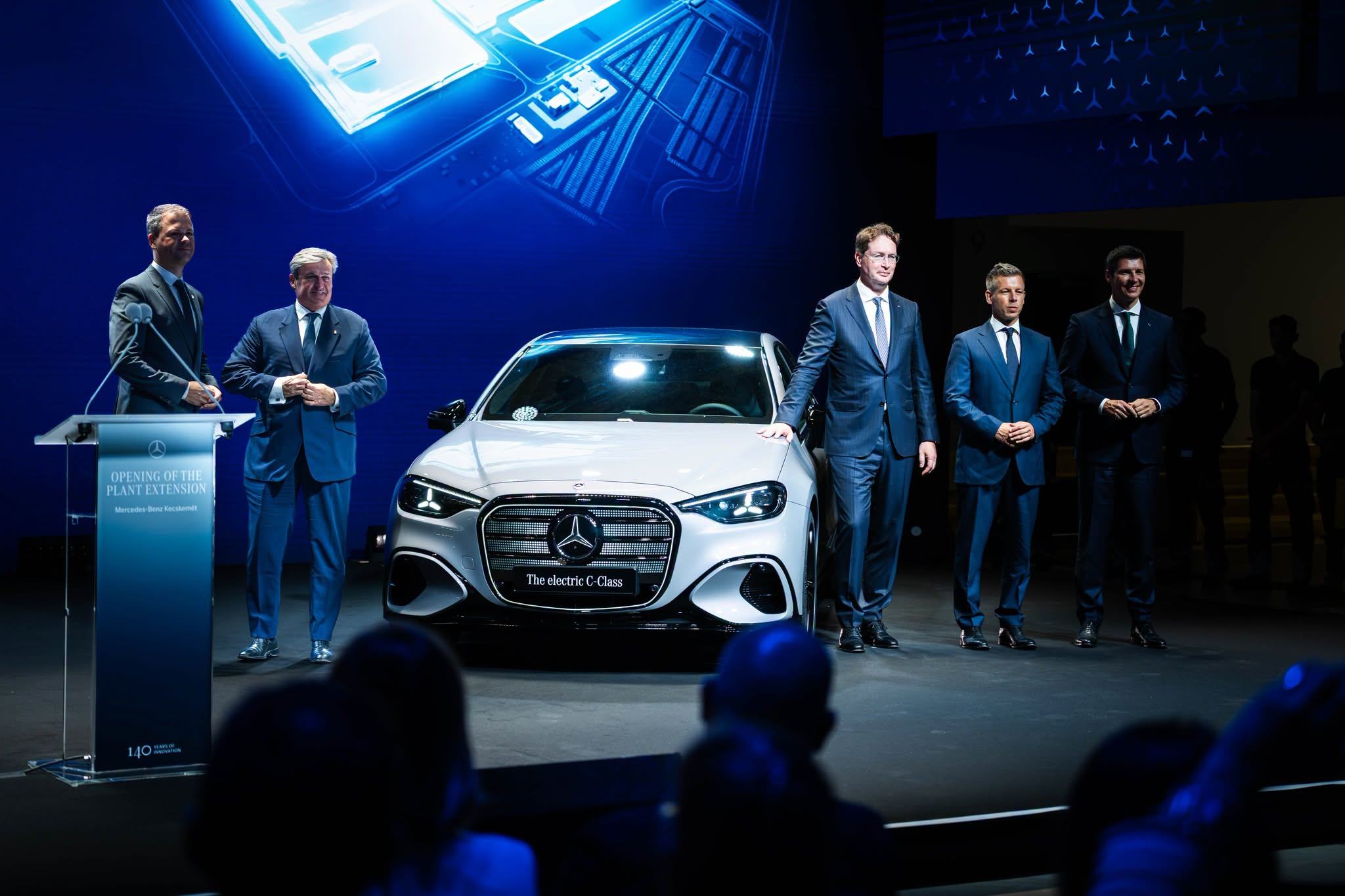 Felavatták a Mercedes kibővített gyárát Kecskeméten, a polgármester Magyar Péter miatt nem volt ott