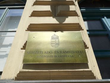 Cégtábla a Nemzeti Adó- és Vámhivatal (NAV) Központi irányításának helyet adó épületen