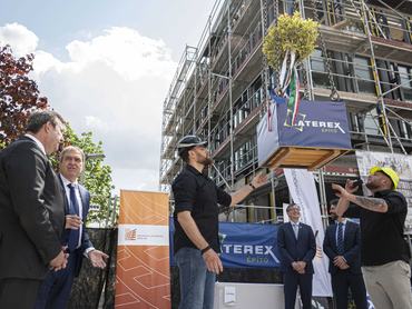 Palkovics László és Sztankov Attila, a Laterex Építő Zrt. elnök-vezérigazgatója a Budapesti Gazdasági Egyetem új központi könyvtárának és hallgatói központjának bokrétaünnepén 2022. május 3-án