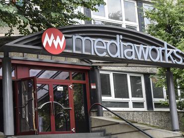A Közép-Európai Sajtó és Média Alapítvány (KESMA) éa a Mediaworks Magyarország egyik legnagyobb médiavállalata székházának bejárata