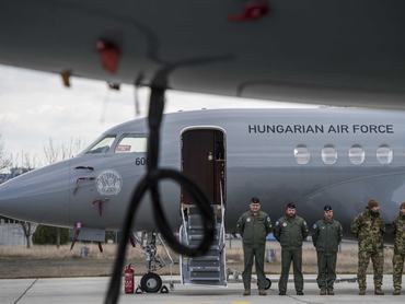 Dassault Falcon 7X repülőgép és személyzete Kecskeméten, a MH 59. Szentgyörgyi Dezső Repülőbázisán, ahol kihelyezett ülést tartott az Országgyűlés honvédelmi bizottsága 2020. február 27-én.