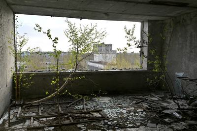 Elhagyatott lakóház szobája Pripjaty szellemvárosában, a csernobili atomerőmű közelében, 2026. április 23-án