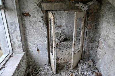 Elhagyatott szálloda szobája Pripjaty szellemvárosában, a csernobili atomerőmű közelében, 2026. április 23-án