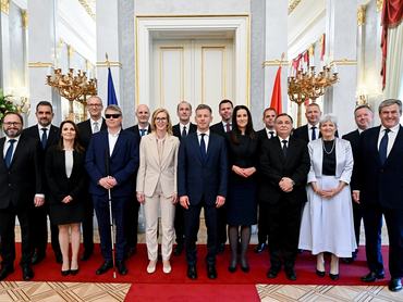 A Tisza-kormány miniszterei a kinevezési ünnepségen, középen Magyar Péter miniszterelnök a Sándor-palotában 2026. május 12-én