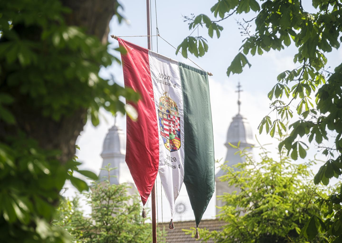 Félárbócra eresztett nemzeti, Trianon-lobogó a csíkszeredai Székely Hadosztály Emlékműnél