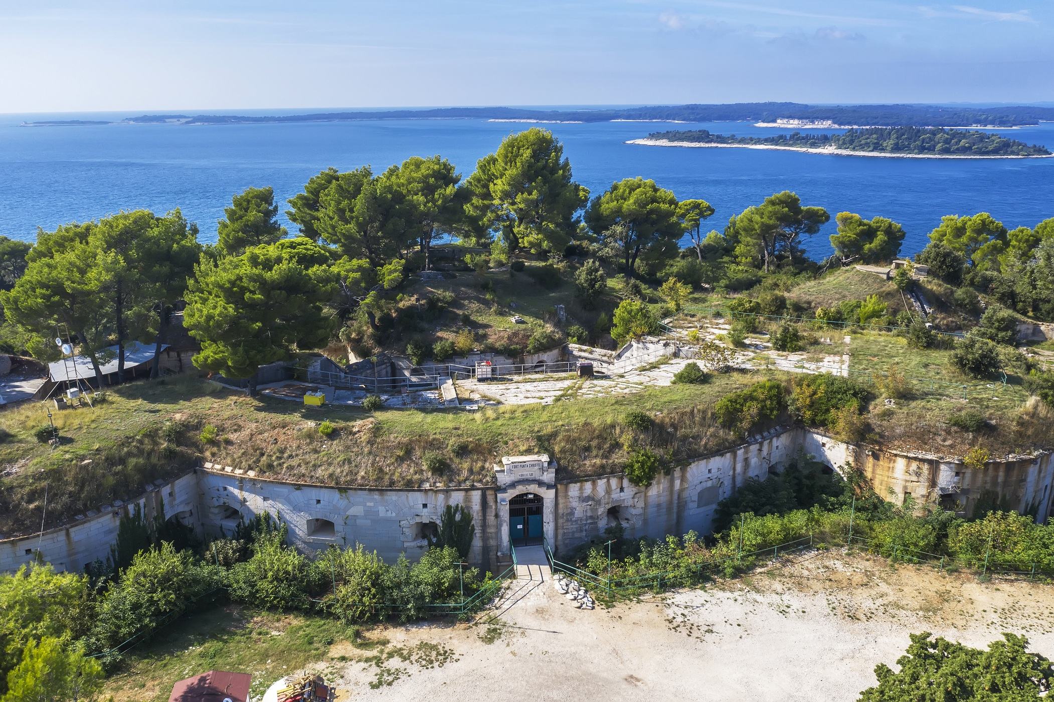 Monarchia korabeli katonai bunker teteje szakadt be turisták alatt, két métert zuhantak
