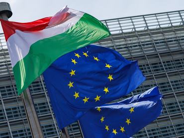 A magyar lobogó az EU zászlói mellett az Európai Bizottság brüsszeli székházánál 2026. május 29-én
