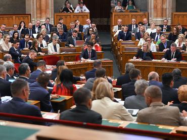 Az Országgyűlés rendkívüli ülése 2026. július 7-én. Az első sorban Velkey György államtitkár, Görög Márta igazságügyi miniszter