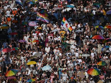 Budapest, 2026. június 27.A 31. Budapest Pride Közösségi Fesztivál keretében rendezett felvonulás résztvevői az Erzsébet hídon 2026. június 27-én.MTI/Balogh Zoltán