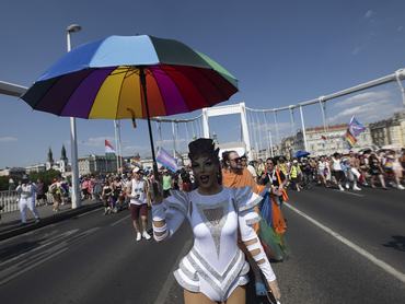 Budapest, 2026. június 27.A 31. Budapest Pride Közösségi Fesztivál keretében rendezett felvonulás résztvevői az Erzsébet hídon 2026. június 27-én.MTI/Kovács Márton