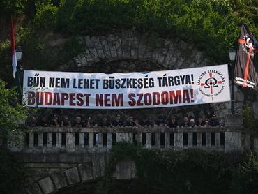Budapest, 2026. június 27.A Hatvannégy Vármegye Ifjúsági Mozgalom ellentüntetésének résztvevői a 31. Budapest Pride Közösségi Fesztivál keretében rendezett felvonulás útvonalán az Erzsébet híddal szemben, a Gellért-hegyen 2026. június 27-én.MTI/Balogh Zoltán