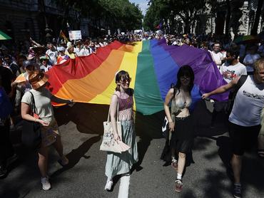 Budapest, 2026. június 27.A 31. Budapest Pride Közösségi Fesztivál keretében rendezett felvonulás résztvevői az Andrássy úton 2026. június 27-én.MTI/Kocsis Zoltán