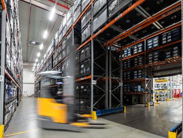 A CityOne targoncája halad a cég raktárépületében