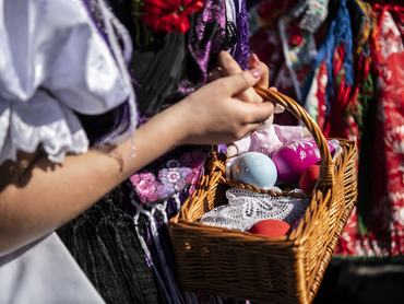 Hollókõ, 2025. április 21.Hagyományõrzõk népviseletben a Hollókõi Húsvéti Fesztiválon Hollókõ ófalujában 2025. április 21-én.MTI/Bodnár Boglárka