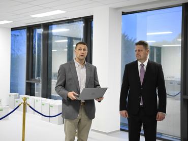 Budapest, 2026. április 14.Sasvári Róbert, a Nemzeti Választási Bizottság (NVB) elnöke (j) és Nagy Attila, az NVI elnöke az országgyûlési választás eddig beérkezett külképviseleti urnáinak ellenõrzése elõtt a Nemzeti Választási Iroda (NVI) Hengermalom úti székházában 2026. április 14-én.MTI/Bodnár Boglárka