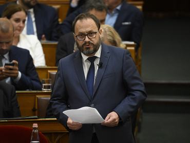 Budapest, 2026. június 1.Kármán András pénzügyminiszter azonnali kérdésre válaszol az Országgyûlés plenáris ülésén az Országházban 2026. június 1-jén.MTI/Bodnár Boglárka