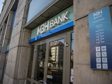 Budapest, az Otthon Start Program indulása napján, 2025. szeptember 1.Az MBH Bank fiókja a Soroksári úton az Otthon Start Program indulása napján, 2025. szeptember 1-jén. Az új lakhatási konstrukció központi eleme a fix, 3 százalékos kamatozású lakáshitel. A program célja, hogy az elsõ lakásukat megszerzõ fiatalok számára a piacinál jóval kedvezõbb feltételekkel váljon elérhetõvé a saját otthon megszerzése.MTI/Balogh Zoltán