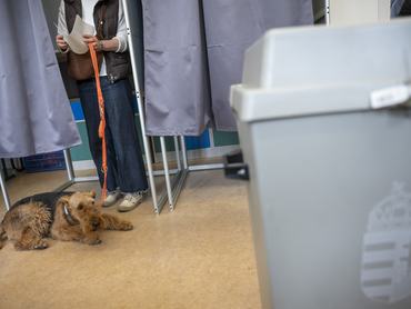 Budapest, 2026. április 12.Egy szavazó az országgyûlési választáson a budapesti Áldás utcai Általános Iskolában kialakított szavazókörben 2026. április 12-én.MTI/Balogh Zoltán