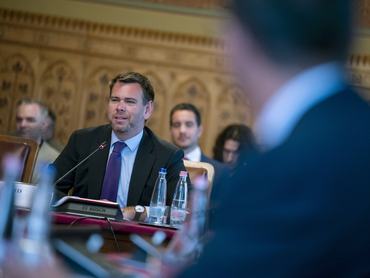 Vitézy Dávid közlekedési és beruházási miniszterjelölt kinevezés előtti meghallgatásán az Országgyűlés közlekedési és beruházási bizottságának ülésén az Országházban 2026. május 11-én