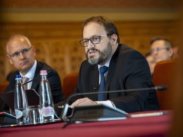 Budapest, 2026. május 12.Kármán András pénzügyminiszter-jelölt kinevezés elõtti meghallgatásán az Országgyûlés pénzügyi és költségvetési bizottságának ülésén az Országházban 2026. május 12-én.MTI/Balogh Zoltán