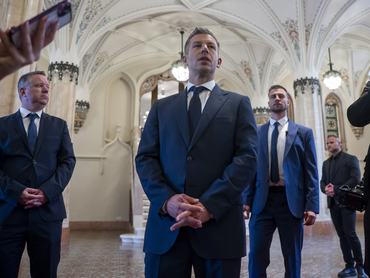 Budapest, 2026. május 16.Magyar Péter miniszterelnök (k) a sajtó képviselõi számára meghirdetett bejáráson a Belügyminisztérium budavári épületében 2026. május 16-án. A kormányfõ mellett Pósfai Gábor belügyminiszter (b). A hétvégén az elõre regisztrált érdeklõdõk is megtekinthetik a Karmelita kolostort vezetett látogatáson.MTI/Balogh Zoltán